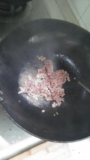 在锅内倒入适量的花生油，放入牛肉不断翻炒