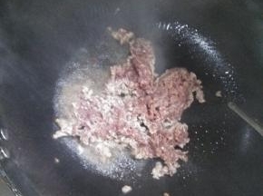 在锅内倒入适量的花生油，放入牛肉不断翻炒