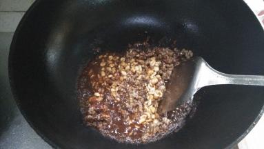 10分钟后加入适量的豆瓣酱、花生米