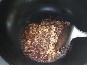 10分钟后加入适量的豆瓣酱、花生米
