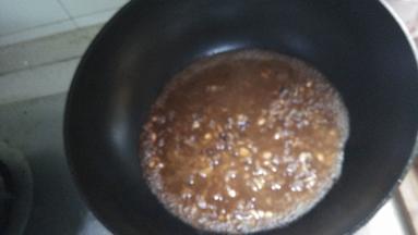 然后加入水、酱油、料酒