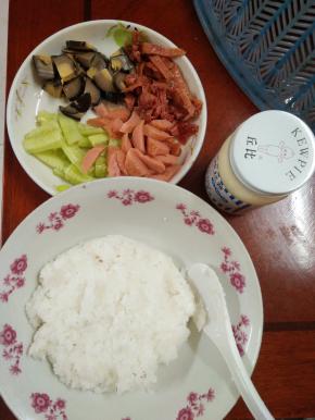 寿司米煮好后，提前打散、晾凉，加入少许寿司醋；切好里脊肉、香肠、青瓜、卤蛋