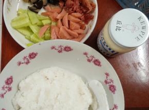 寿司米煮好后，提前打散、晾凉，加入少许寿司醋；切好里脊肉、香肠、青瓜、卤蛋