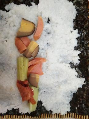 然后放上里脊肉、香肠、青瓜、卤蛋