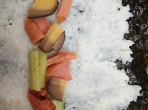 然后放上里脊肉、香肠、青瓜、卤蛋