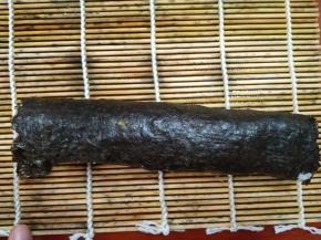 利用竹帘卷，将其卷起来，需要切成一个个的也可以，整个吃也可以。