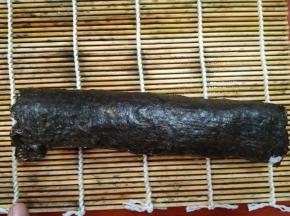 利用竹帘卷，将其卷起来，需要切成一个个的也可以，整个吃也可以。