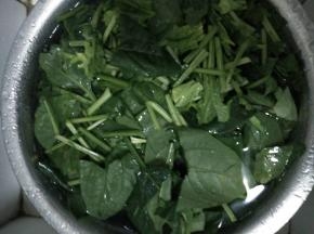 菠菜清洗干净去根，切成段状