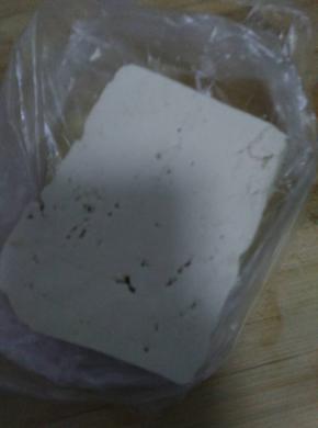 豆腐准备好，切成块状