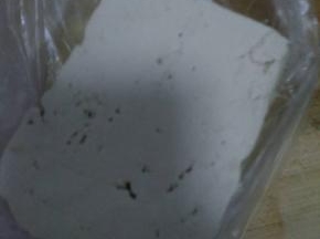 豆腐准备好，切成块状