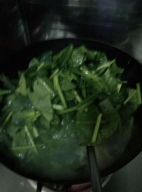 锅内加入适量油，先把菠菜放入锅中翻炒，加入调料。