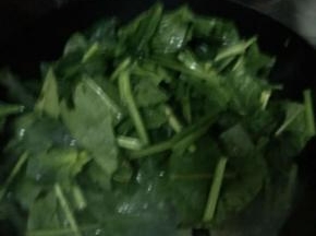 锅内加入适量油，先把菠菜放入锅中翻炒，加入调料。