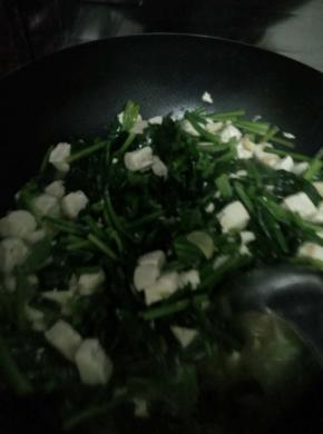 翻炒一会，适量水，把豆腐放入锅中