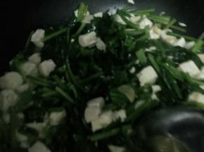 翻炒一会，适量水，把豆腐放入锅中
