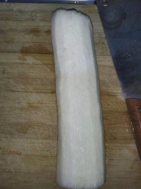 把山药清洗干净之后削皮。