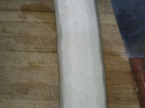 把山药清洗干净之后削皮。