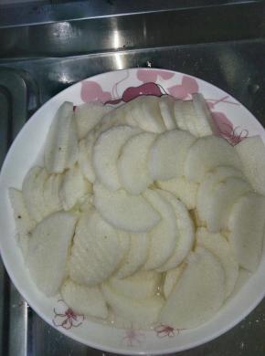 把山药切成块状