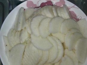 把山药切成块状