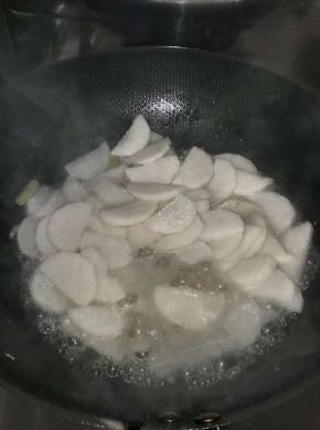 锅内加人适量水烧开之后，把山药放入锅中煮两分钟左右。