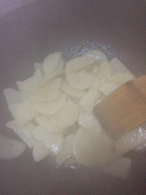 锅内加入适量油，放入调料，把山药放入锅中翻炒。