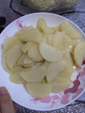 翻炒几分钟至软。翻炒出锅