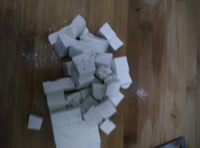 豆腐清洗干净切成块状