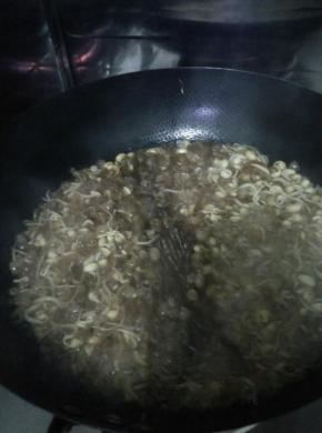 锅内加入适量油，先把豆芽放入锅中翻炒3分钟左右，随后放入粉条和豆腐