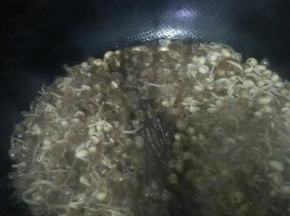 锅内加入适量油，先把豆芽放入锅中翻炒3分钟左右，随后放入粉条和豆腐