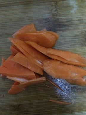 胡萝卜削皮，切成块状