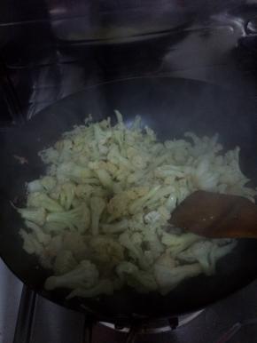 锅内加入适量油，放入辣椒爆炒，随后放入菜花。