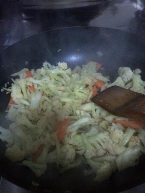 翻炒三分钟左右，把切好的胡萝卜放入锅内翻炒。