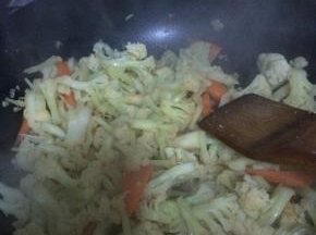 翻炒三分钟左右，把切好的胡萝卜放入锅内翻炒。