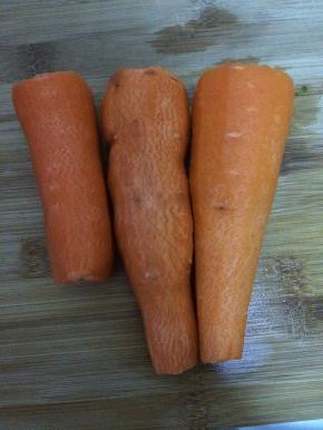 胡萝卜清洗干净之后削皮。