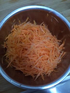 把胡萝卜擦成丝状。