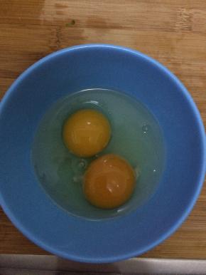 把鸡蛋打入碗中。加入适量盐搅拌均匀。