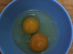 把鸡蛋打入碗中。加入适量盐搅拌均匀。