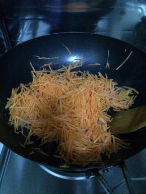 把胡萝卜放入锅中，加入调料翻炒。