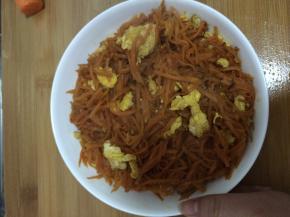 翻炒均匀之后，把胡萝卜盛出放入盘子中。如图7