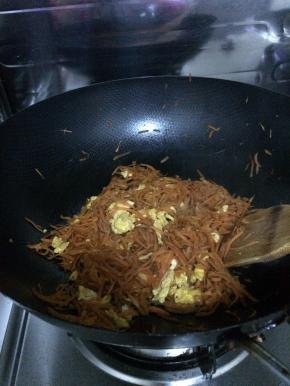 翻炒2分钟左右，炒好的鸡蛋放入胡萝卜中均匀。