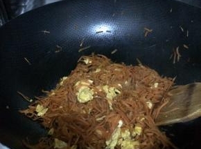 翻炒2分钟左右，炒好的鸡蛋放入胡萝卜中均匀。