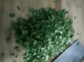 把清洗好的韭菜切成碎状