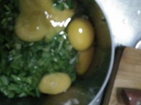韭菜放入盆中，把鸡蛋打碎放入韭菜中，加入适量盐搅拌均匀。
