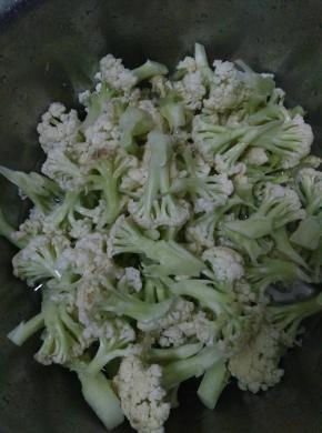 准备好菜花，把菜花掰成块状。