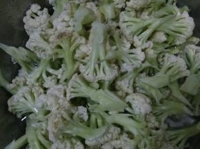 准备好菜花，把菜花掰成块状。