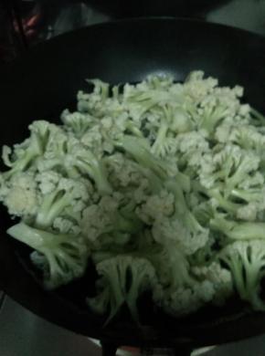 锅内加入适量水烧开，把菜花放入锅中煮几分钟。
