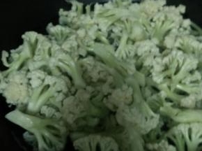 锅内加入适量水烧开，把菜花放入锅中煮几分钟。