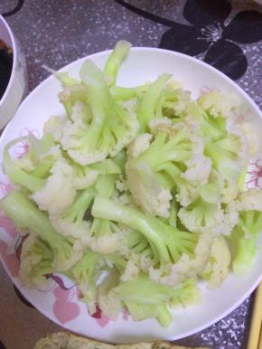 煮好的菜花放入捞出放入盘子中