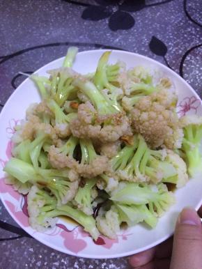 把调好的调料倒入菜花中，搅拌均匀。