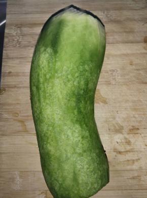 把萝卜清洗干净削皮