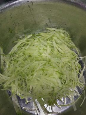 把萝卜擦成丝状